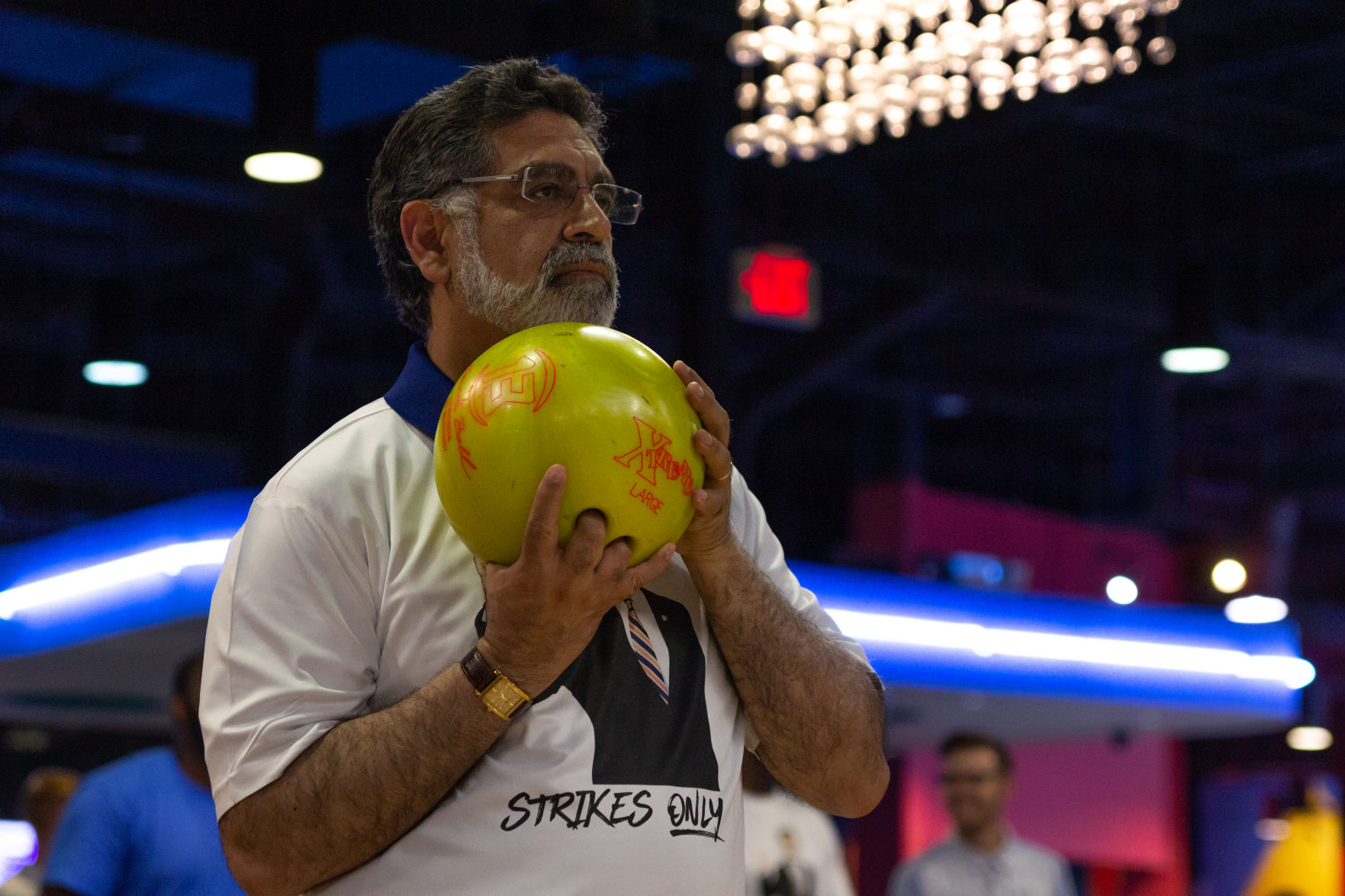 Photos: Karbhari, UTA student split in bowling challenge